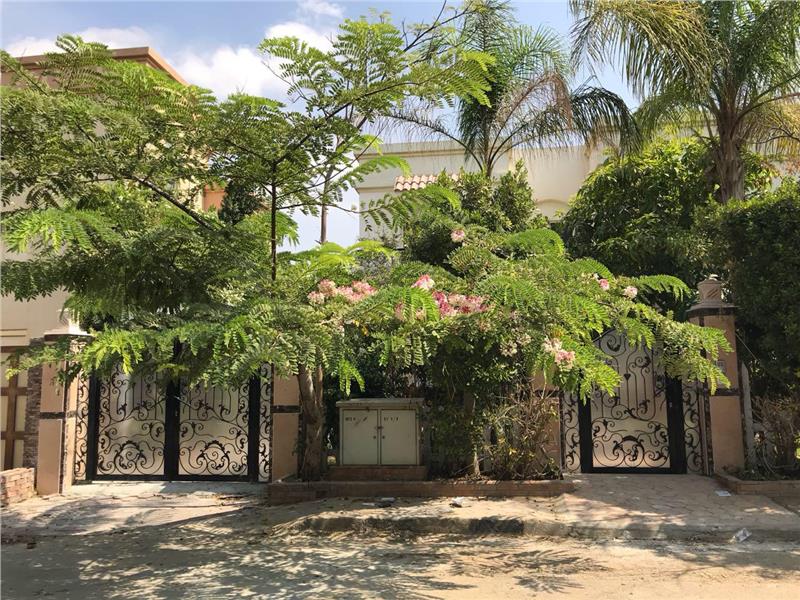 فيلا فى مدينة الرحاب  520 م2 شرقي وغربي للايجار مفروش كود 15206